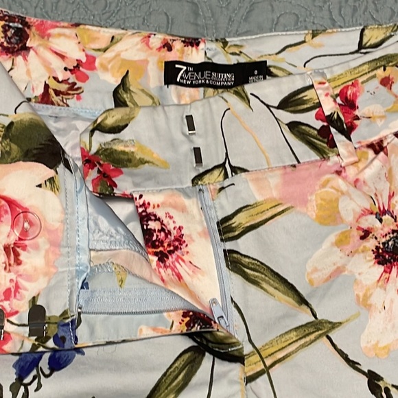 New York and Co Floral Shorts - Picture 2 of 6